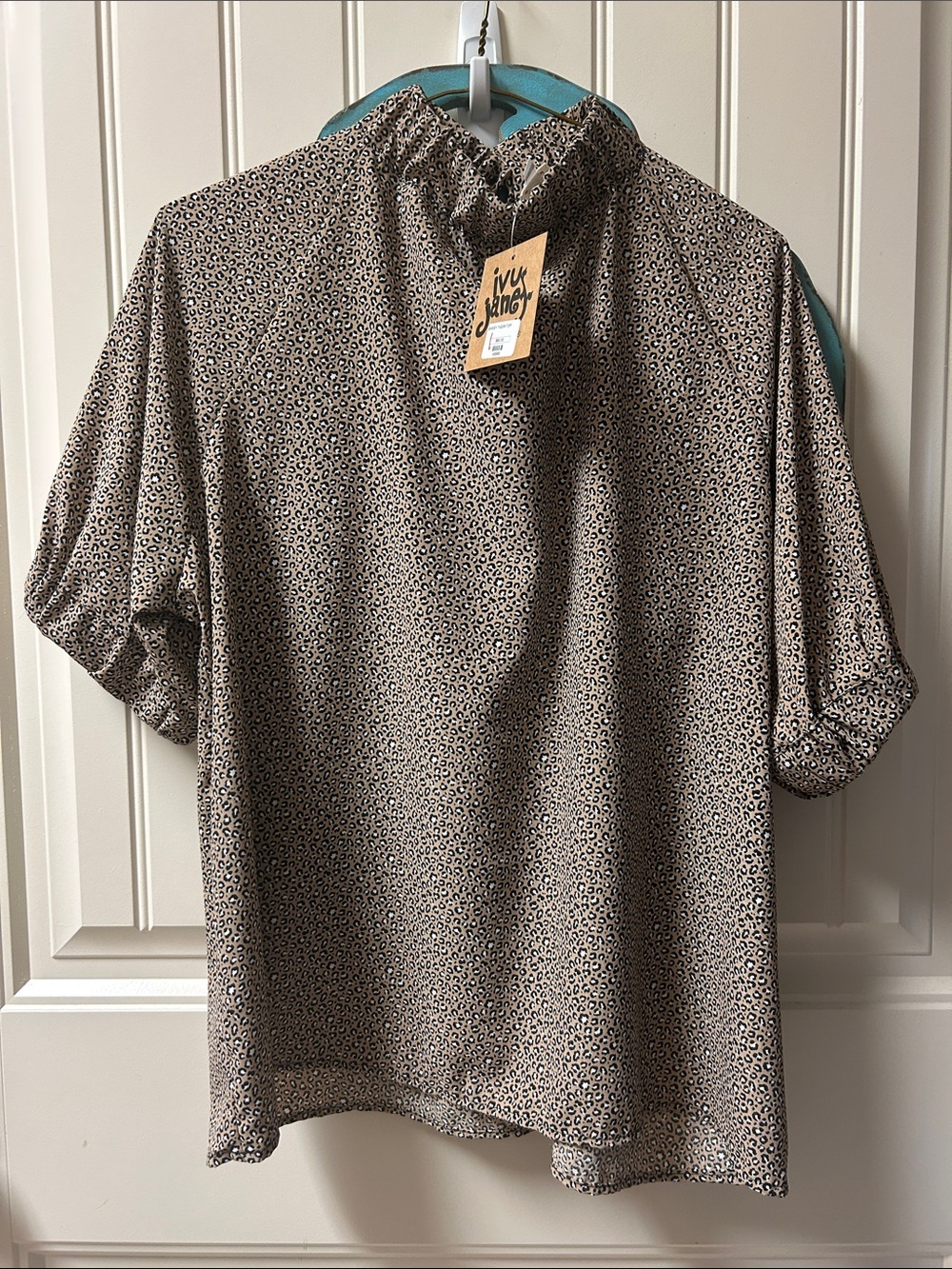 ivy jane Taupe Leopard Print Short Sleeve Mock Neck Shirt